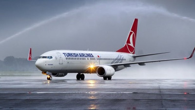 Fırtınanın savurduğu araç THY uçağına çarptı