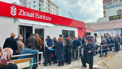 Destek ödemeleri banka önlerinde uzun kuyruklar ‘Küçük destekler için uzun bekleyiş’