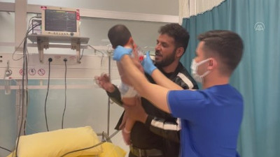 Oyuncağını yutan 1,5 yaşındaki çocuk ölümden döndü