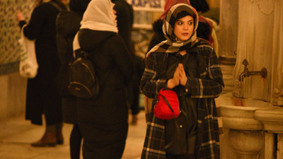 Kızılcık Şerbeti'nin Nilay'ı Feyza Civelek Eyüp Sultan'a gidip dua etti