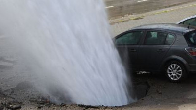 Su borusu patladı ortalık savaş alanına döndü