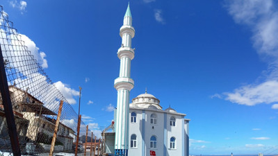 İzmir'de minareye beşik gibi sallandı