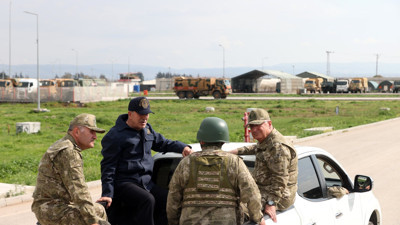 Hulusi Akar ve Genelkurmay Başkanı Güler'den pikap üzerinde birlik denetimi
