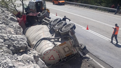 Antalya'da devrilen tankerin sürücüsü hayatını kaybetti