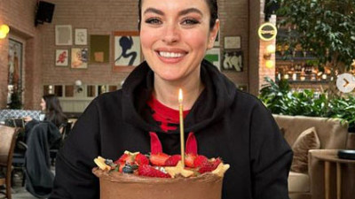 Ezgi Mola'dan yeni yaş dileği. Fonda 'yine baharlar gelecek' çalsın