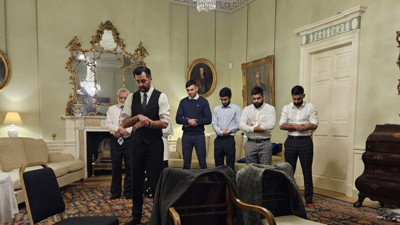 İskoçya’nın yeni başbakanı ilk gününde namaz kıldırdı