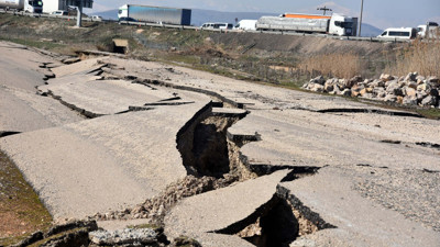 Depremde hasar gören yolları yapan firmalara soruşturma bile açılmadı