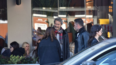 Kadir İnanır'a hayranlarından büyük ilgi. Ünlü oyuncunun keyfine diyecek yok