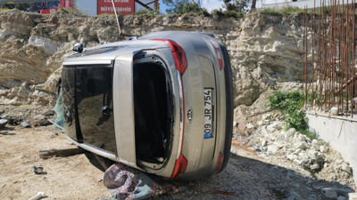 Yoldan çıkan lüks araç inşaat alanına devrildi