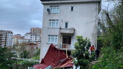 Doğu Karadeniz’i fırtına vurdu! Çatı uçtu, ağaçlar devrildi, halı sahanın direkleri yıkıldı
