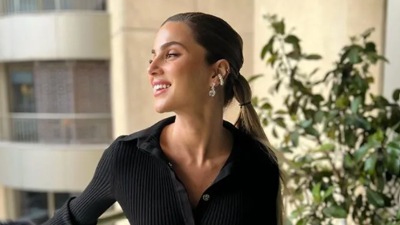 Sosyetik gelin Nazlı Sabancı hamilelik pozlarını paylaşmaya başladı. Geçtiğimiz aylarda bebek müjdesi vermişti