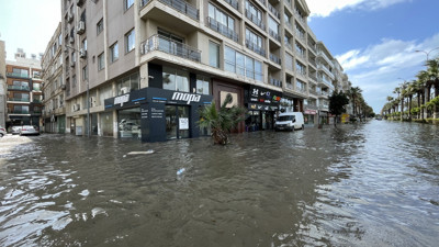 İskenderun'u hem sel hem de lodos vurdu. Caddeler su altında kaldı