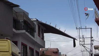 Aşırı rüzgar iki katlı evin çatısını yerinden söktü
