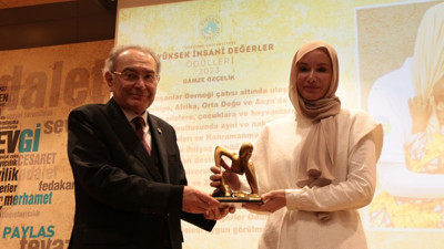 Gamze Özçelik'e en anlamlı ödül