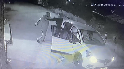 Magandanın kadına uyguladığı şiddet güvenlik kamerasında. Önce darp etti sonra silahla alıkoymaya çalıştı