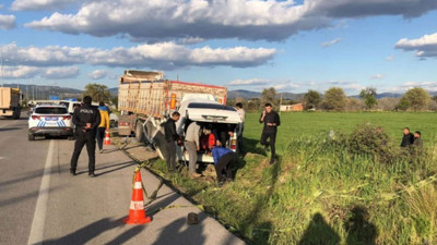 Panelvan TIR'a çarptı iki kişi hayatını kaybetti