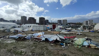 Fırtına çadırkenti yıktı