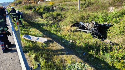 Depremzedeleri taşıyan otomobil uçuruma devrildi. Feci kazada 3 kişi öldü, 1 kişi yaralandı