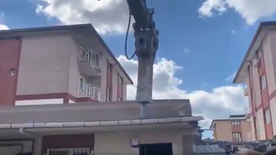 Hiranur Vakfı’nın kaçak binasına İBB dozerle girdi. 6 yaşındaki çocuğa istismar olayıyla gündeme gelmişlerdi