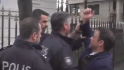 Oyuncu Okan Karacan eski eşi ile karakolluk oldu. Kapı önünde arbede yaşandı. Polis araya girdi