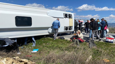 Alman turistleri taşıyan araç devrildi. 2 kişi hayatını kaybetti 24 kişi yaralandı