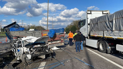 Otoyolda zincirleme kaza. Çok sayıda araç birbirine girdi