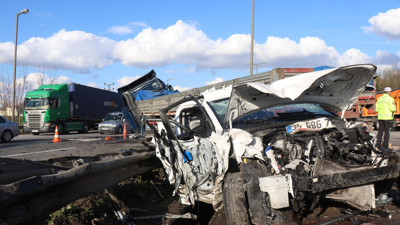 Sakarya'da feci kaza: Otomobil kağıt gibi ezildi