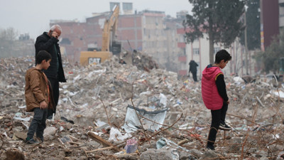 Enkaz altında kalan hatıra ve eşyalarını arıyorlar