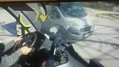 Halk otobüsünün kazası araç kamerasında