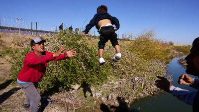 Kaçak göçmenler sınırı geçebilmek için bebeklerini fırlattılar