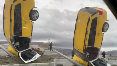 Bir garip kaza. Elektrik direğine çarptı dik şekilde kaldı