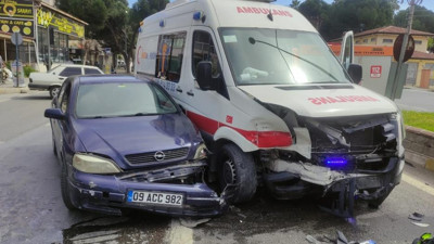 Ambulans ile otomobil çarpıştı