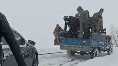 Siirt'te karda mahsur kalan araç patpat yardımıyla çıkartıldı