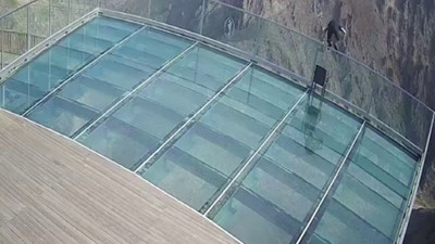 243 metre yükseklikten kendini kayalıklara bıraktı