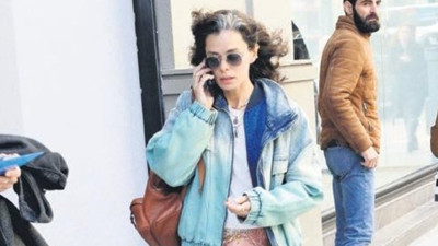 Özge'nin telaşlı halleri. Elinden telefonu düşürmedi