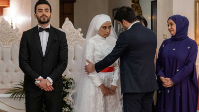 RTÜK'ün Kızılcık Şerbeti'ne verdiği cezaya tepki yağdı. Nurgül Yeşilçay ve Özge Gürel dizi ekibine destek oldu