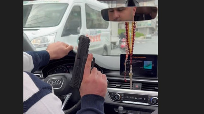 Şehir eşkıyası aracının tavanını açıp kurşun yağdırdı