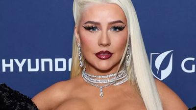 Grammy ödüllü şarkıcı iddialı elbisesi ile olay oldu