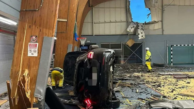 Kavşağa çarparak 5 metre havalandı. Otomobil spor salonuna girdi