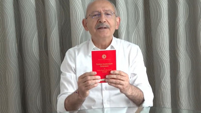 Kılıçdaroğlu'ndan yeni video. Anayasayı göstererek paylaştı. Konutları depremzedelere ücretsiz teslim edeceğiz