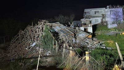 Ahşap evin altında kaldı