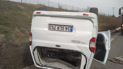 Hafif ticari araç takla attı