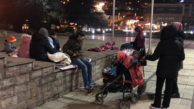 Kastamonu’da depremde panik yaşayan vatandaşlar geceyi sokakta geçiriyor