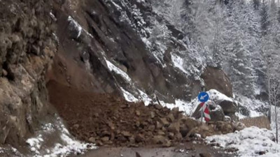 Heyelan anı araç kamerasına yansıdı