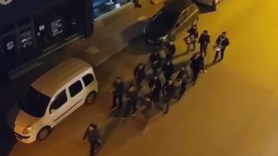 Sahura bando ekibiyle uyanıyorlar. Repertuvarda “Entarisi Ala Benziyor”, “Bağa Girdim Bağ Budanmış” da var