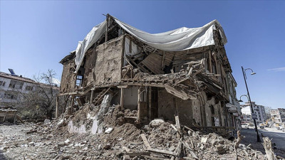 106 yıllık bina yan binanın çökmesiyle hasar gördü