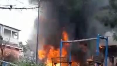 Çocuk parkı alev alev yandı. Yangın yakındaki otoparka sıçradı