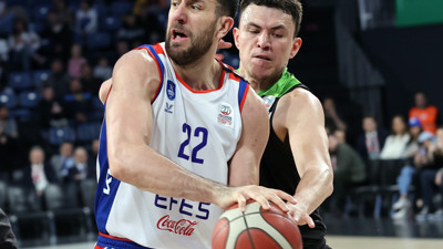 Anadolu Efes yıldızıyla kazandı