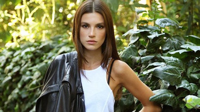 Oyuncu Yüşra Geyik kıyafetiyle sosyal medyayı salladı