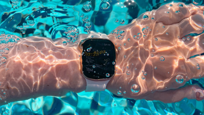 Akıllı saati denize düşmüştü. Sahibi bulunca şok oldu